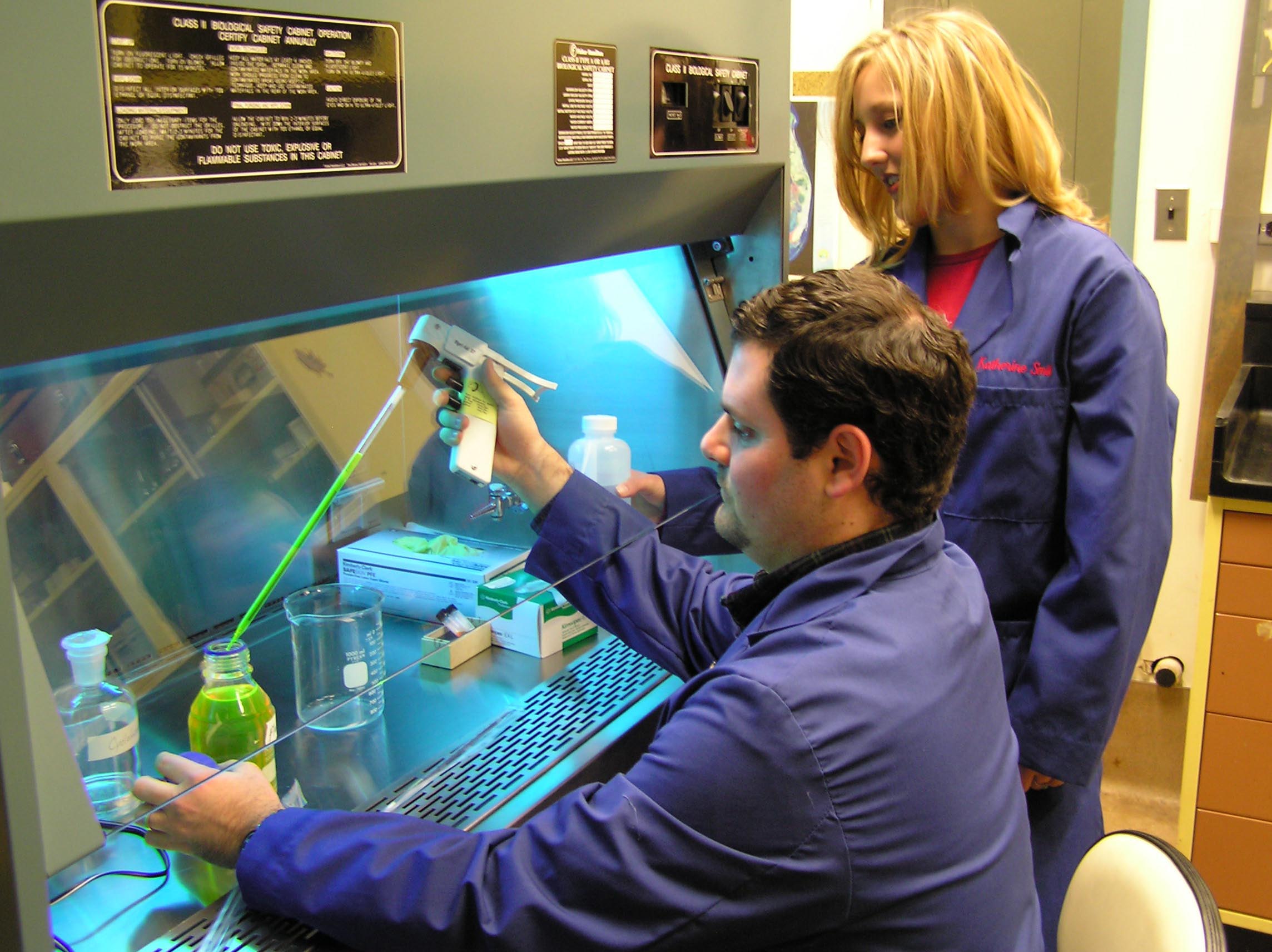 Researchrs working at the TEC Fluorescence Lab